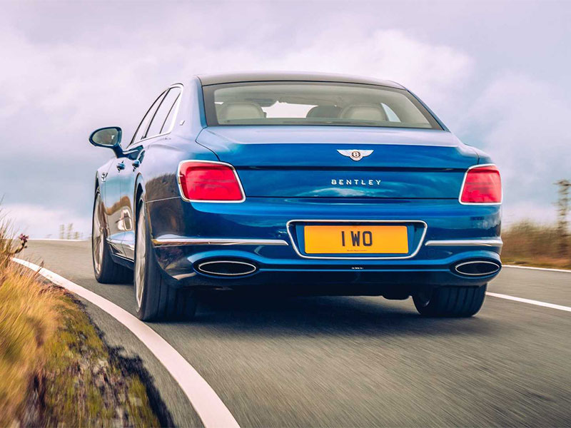 بالصور... بنتلي تكشف رسميا عن النسخة الأولى من طراز Flying Spur